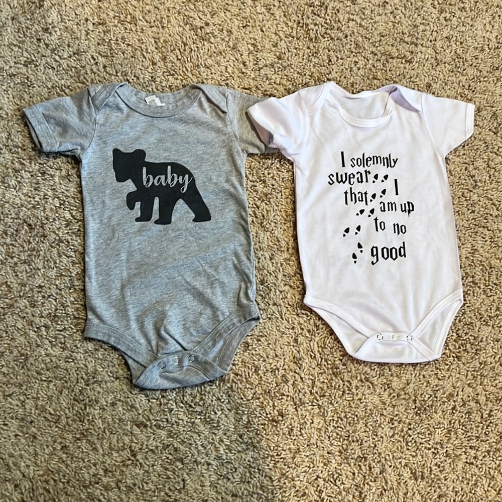 Barely worn/Like New Infant Bodysuit set w/ Harry Potter & Baby Bear graphics